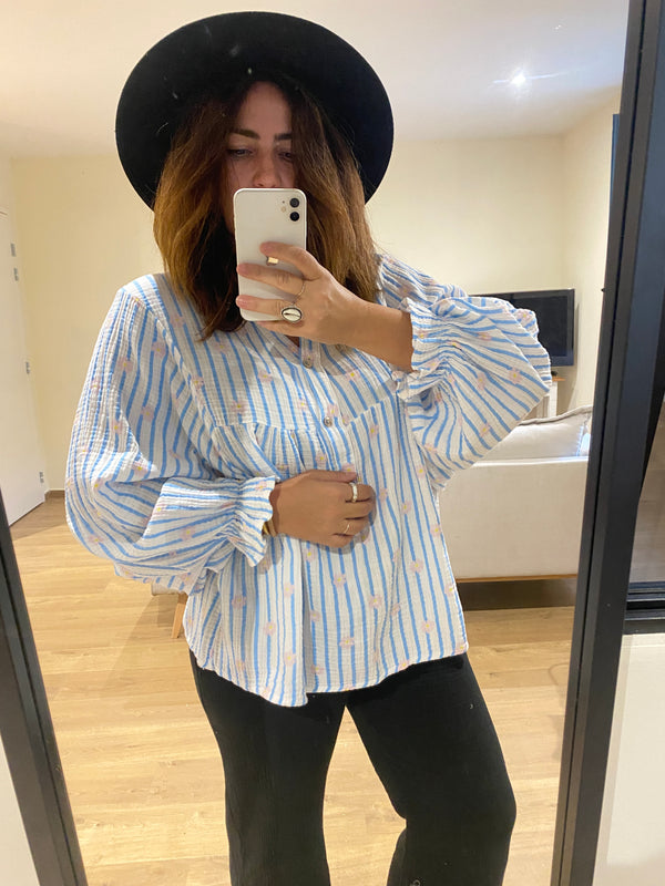 Chemise de coton rayée bleu et fleurs