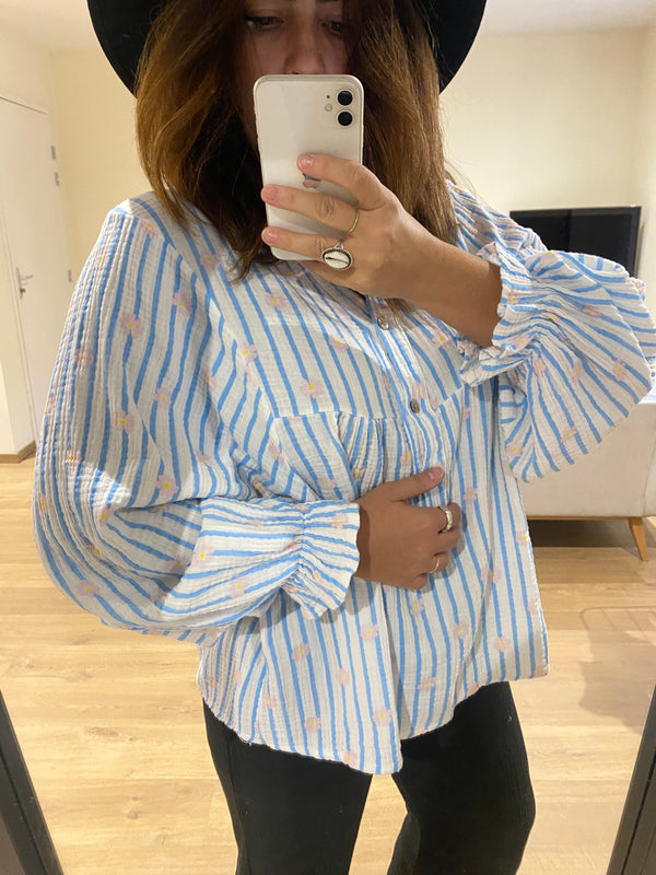 Chemise de coton rayée bleu et fleurs