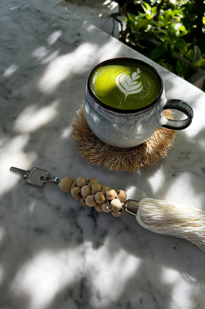 Porte-clés en coton et perles de bois blanc naturel