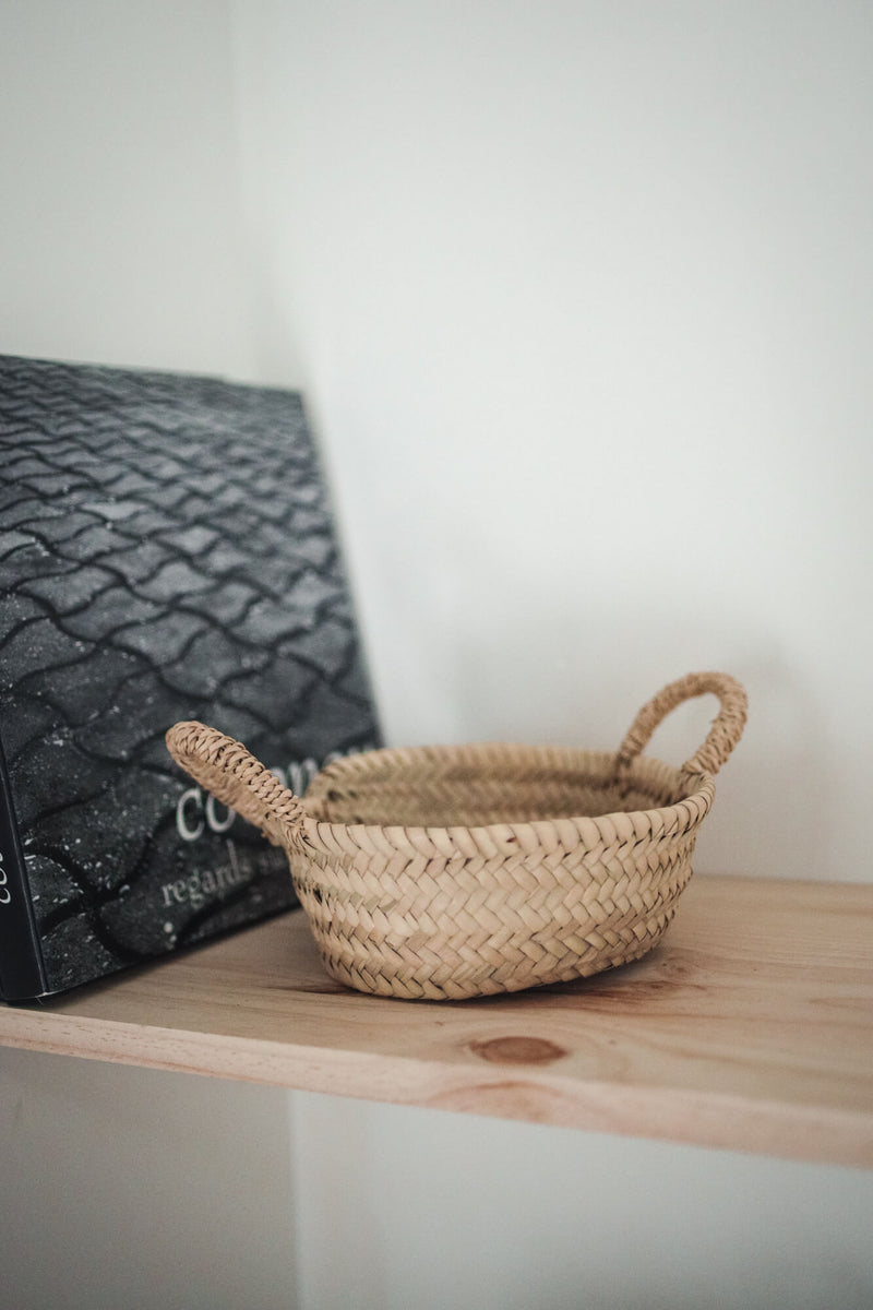 ROUND BRAIDED PALM BASKET WITH HANDLES
