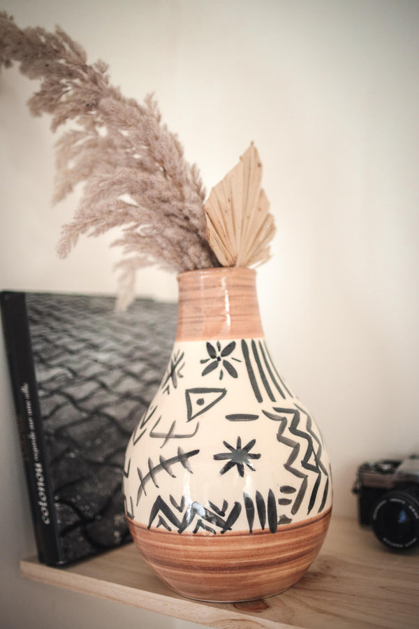 VASE CÉRAMIQUE À MOTIFS GÉOMETRIQUES