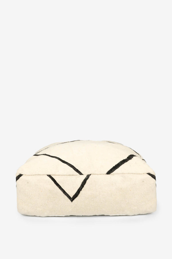 POUF EN LAINE BENIOUARAIN BLANC À GRAND MOTIF GÉOMÉTRIQUE NOIR