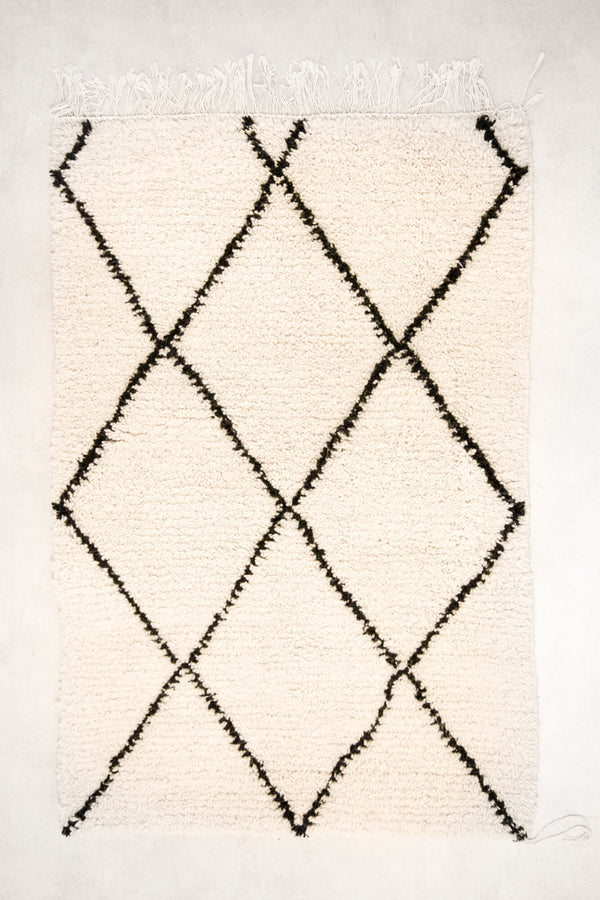 TAPIS BERBÈRE BENIOUARAIN ÉCRU À MOTIFS LOSANGES NOIR
